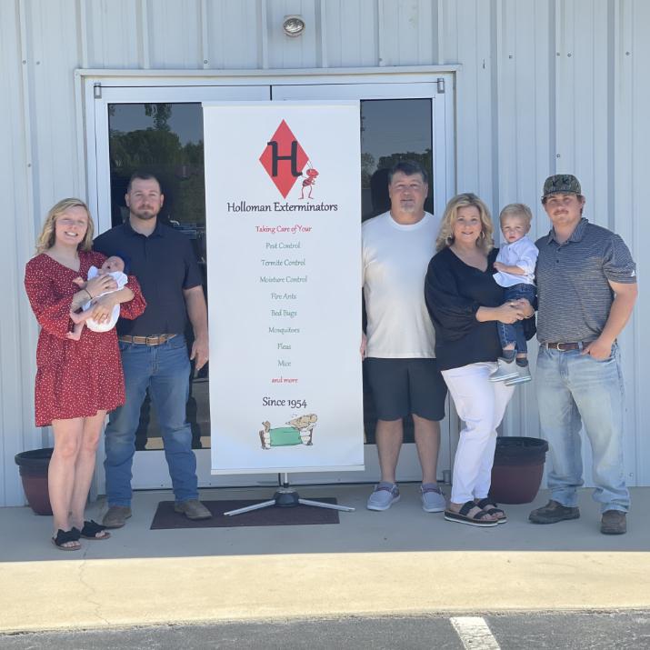 holloman-family image Holloman Exterminators team